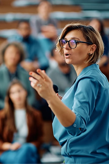 Formatrice expliquant des solutions de formation professionnelle