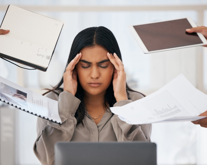 Femme stressée et débordée par les dossiers