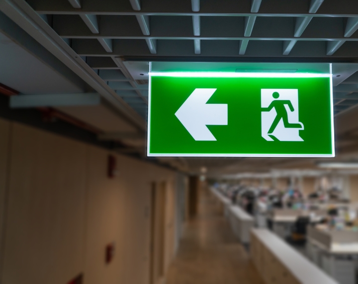 Panneau vert d’évacuation incendie dans des bureaux